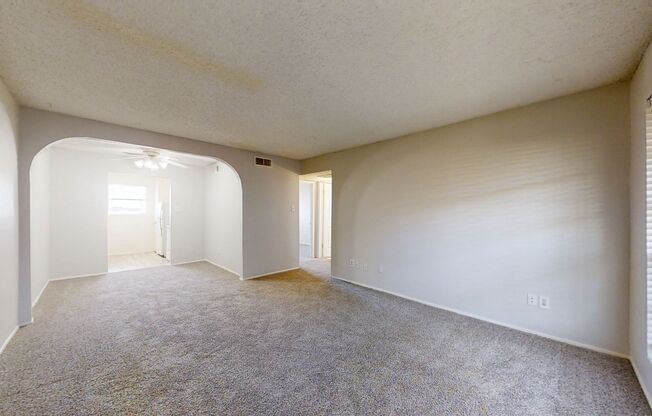 2 beds, 1 bath, 905 sqft, $1,100