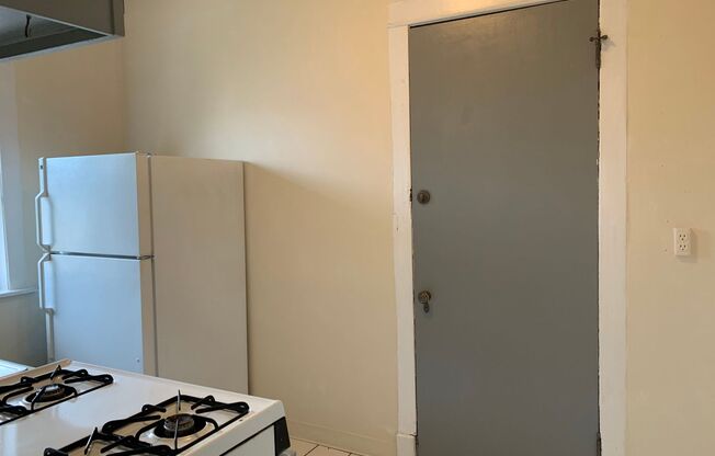 2 beds, 1 bath, $1,300, Unit 6