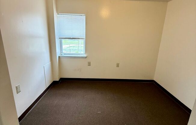 3 beds, 1 bath, 977 sqft, $1,250, Unit 800B