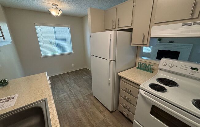 2 beds, 1 bath, $1,595