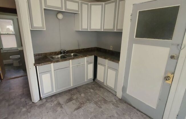 2 beds, 1 bath, $975, Unit 2870 Lower