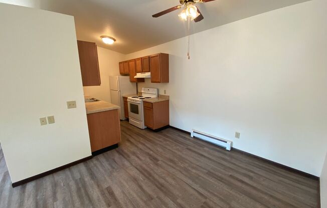 2 beds, 1 bath, $1,175, Unit 1966-7