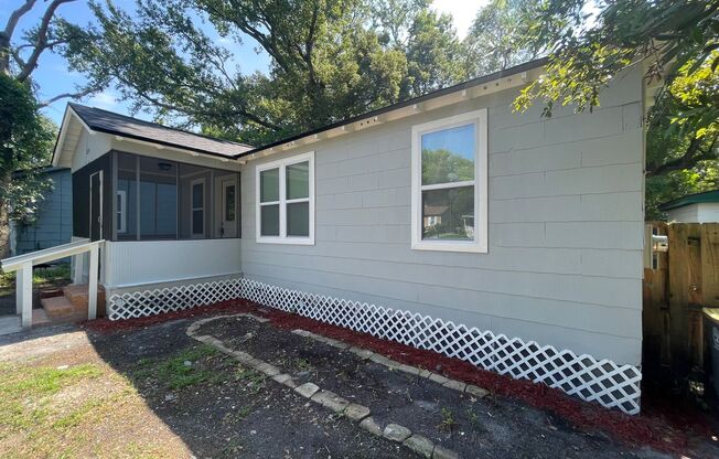 4/2 Single Family Home : Available Now!