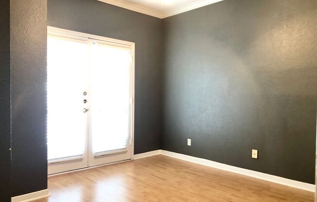 North Campus Condo Near UT – Spacious, Bright & Highly Convenient!