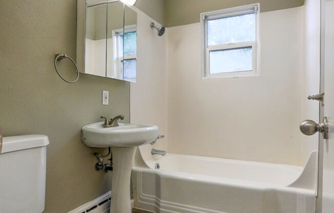 2 beds, 1 bath, 910 sqft, $1,925, Unit 16