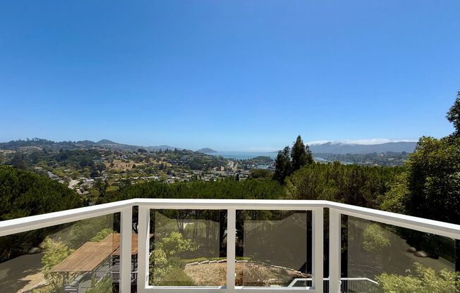 PANORAMIC BAY VIEW ESTATE IN PRESTIGIOUS TIBURON