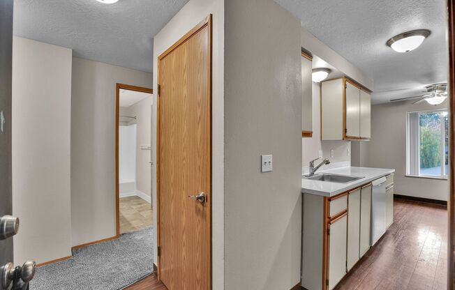 2 beds, 2 baths, 950 sqft, $1,295, Unit 340-18