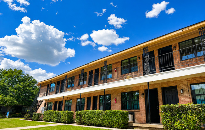 Stay Cool in a Newly Remodeled Apartment Starting at $1,100 + 6 Weeks FREE Rent!