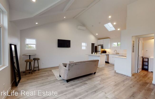 354 E Ave