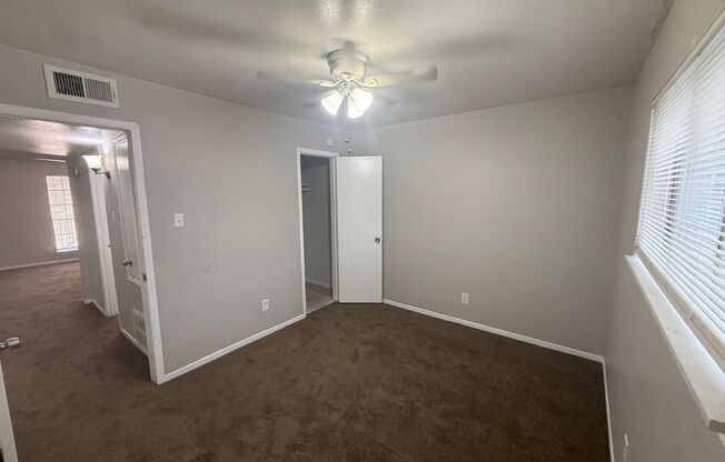 2 beds, 1 bath, $899, Unit 11