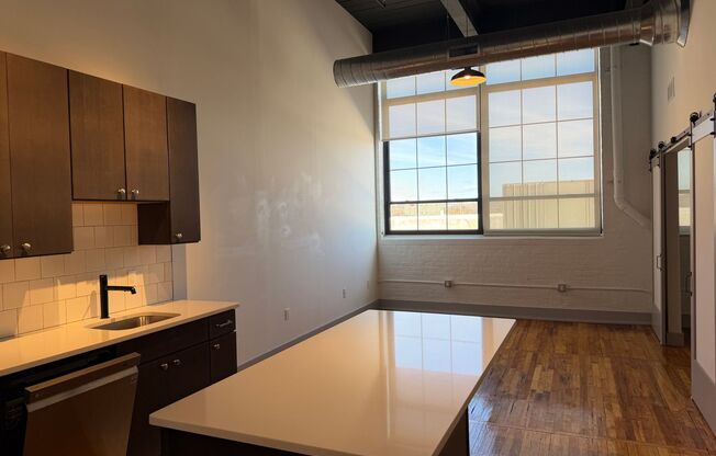 1 bed, 1 bath, 735 sqft, $1,650, Unit 250