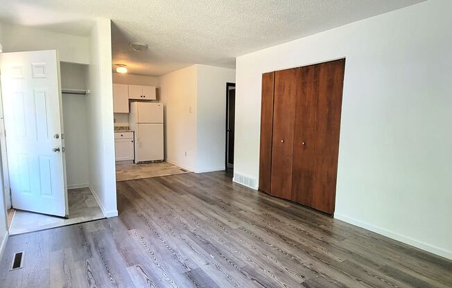 2 BR Duplex in Convenient Neighborhood - PET FRIENDLY