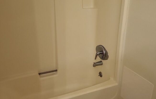 1 bed, 1 bath, 576 sqft, $1,195, Unit 13