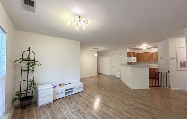 3 beds, 2 baths, $1,900, Unit Unit D