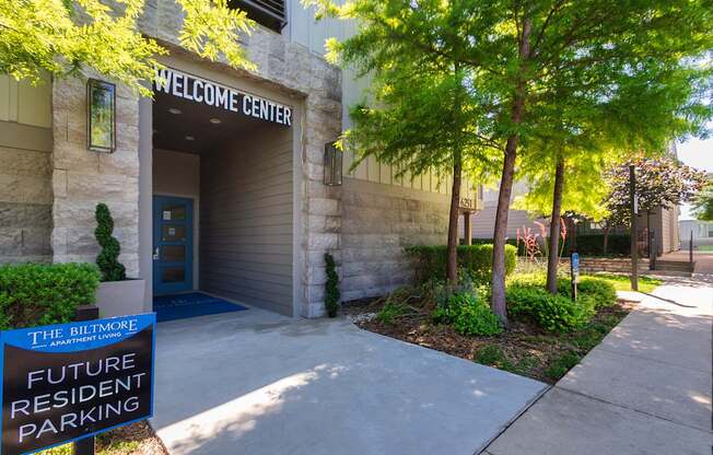 Building exteriors and grounds at The Biltmore Apartments located in the Vickery Midtown neighborhood of Dallas, TX.