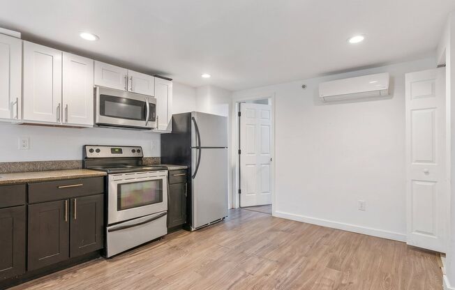 2 beds, 1 bath, 880 sqft, $1,100, Unit C