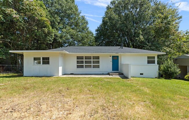 Charming 4-Bedroom Ranch in Green Acres, Gastonia: Modern Finishes, Chef’s Kitchen, Cozy Fireplace, and Expansive Yard – Perfect for Your Family!