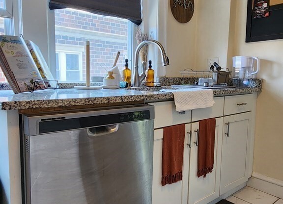 3 beds, 1 bath, 1,087 sqft, $4,500, Unit 6