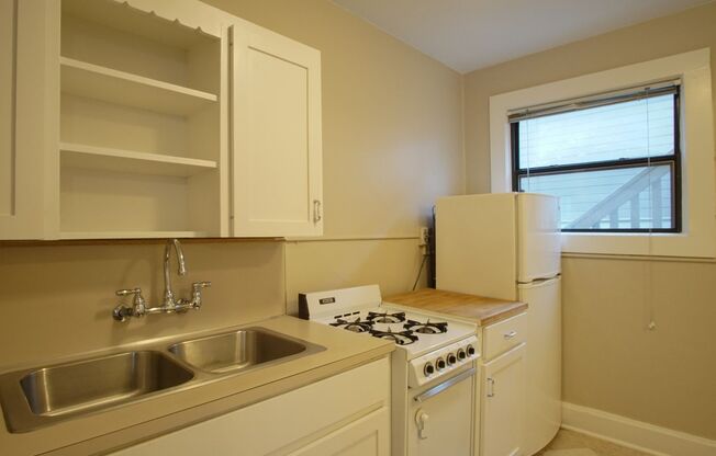 Studio, 1 bath, $1,115, Unit 03