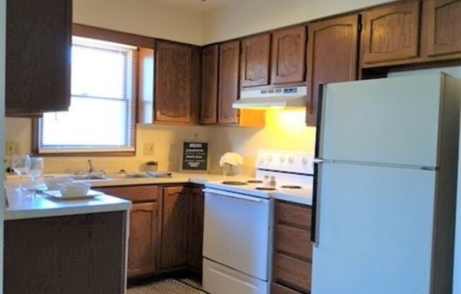 2 beds, 1 bath, $895, Unit APT. B