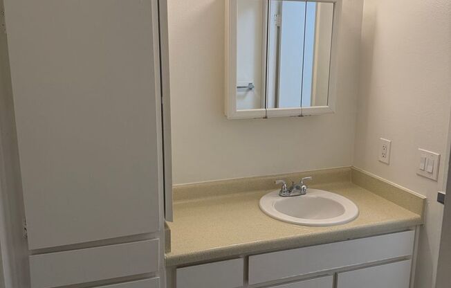 Studio, 1 bath, $995, Unit 09
