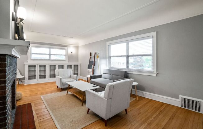 Rare quality UWM Flat , Walk to Campus!