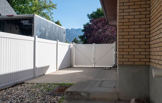 Charming 2bd/1bth | Fully Furnished! | Great Location!