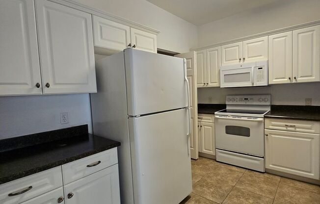 2 beds, 2 baths, $1,560, Unit UNIT 2