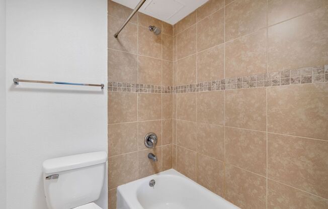 Studio, 1 bath, 450 sqft, $1,299, Unit 32