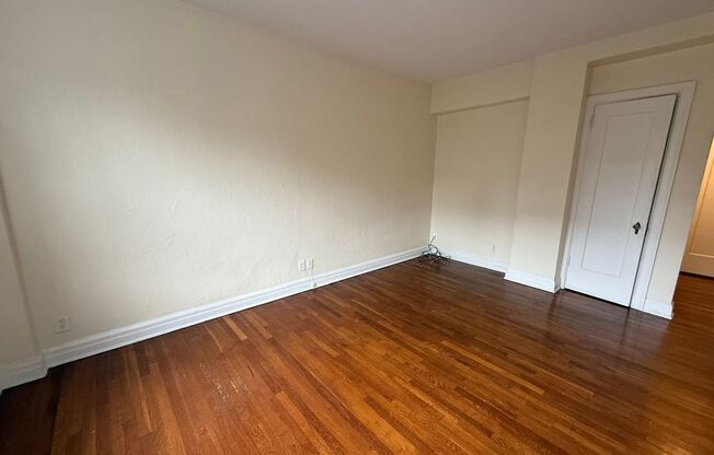 Studio, 1 bath, 294 sqft, $1,175, Unit New King Edward  3B7