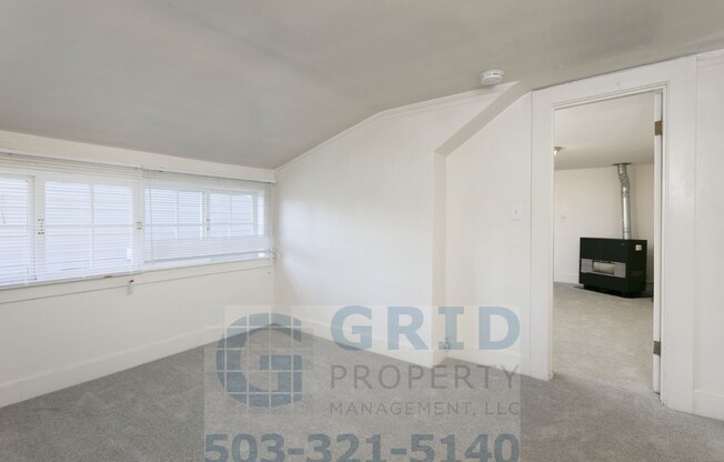 Charming 2 Bedroom Apartment Available in Milwaukie - Private Fenced-In Yard!