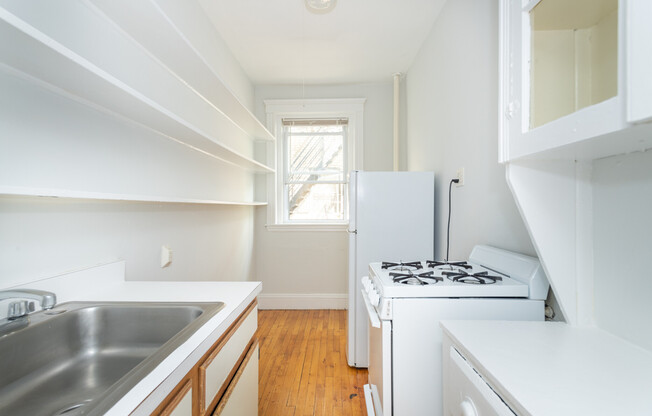 Studio, 1 bath, 350 sqft, $2,400, Unit 18