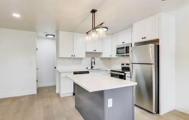 698 N SANTA CRUZ AVE