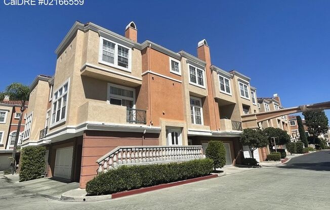 Gated 2 Bedroom Townhome in Irvine