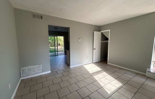 2 beds, 1 bath, 864 sqft, $1,200, Unit 305 Jockey Club Drive