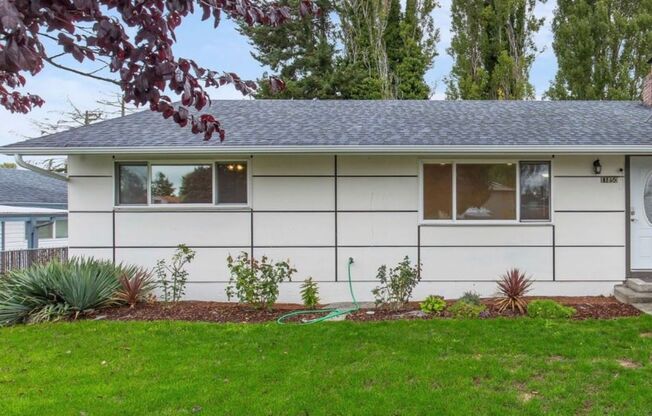 4 bedroom + 2 bonus rooms, 2 entrances and 2 kitchens!