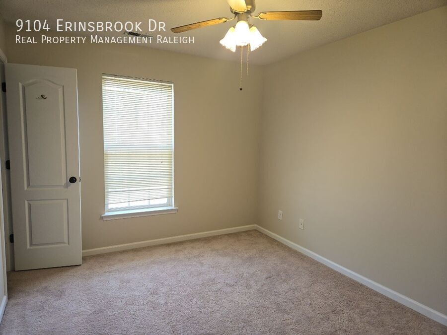 9104 ERINSBROOK DR