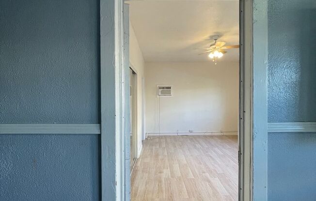 SUPER NICE UPPER FRONT*SPACIOUS SINGLE*HWFLS*BRIGHT*AC*ELECTRIC INCLUDED WITH RENT*WALK IN CLOSET*NEAR DOWNTOWN LA