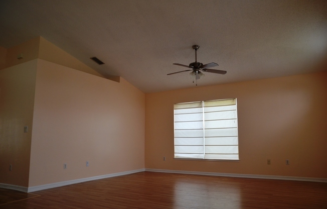 Cute 3/2 House with Laminate Flooring and 1-Car Garage (SE Orlando)