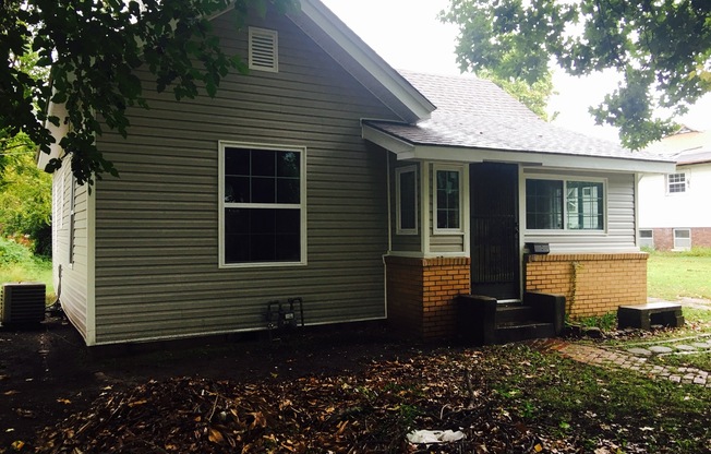 PRE- LEASING TO APPROVED APPLICANTS- we will show to approved applicants by appointment only. -Super cute 2 bedroom 1 bath house, Not to far from PSU!!