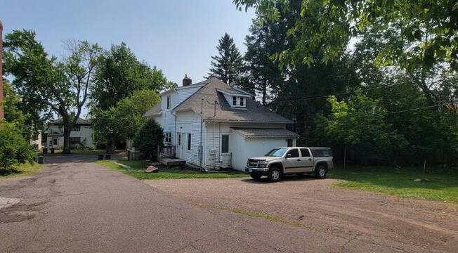 3 beds, 1 bath, 1,400 sqft, $1,600