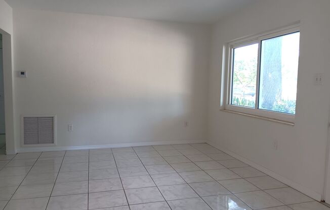 Big family room, granite & stainless kitchen, fenced yard in Pinellas Park