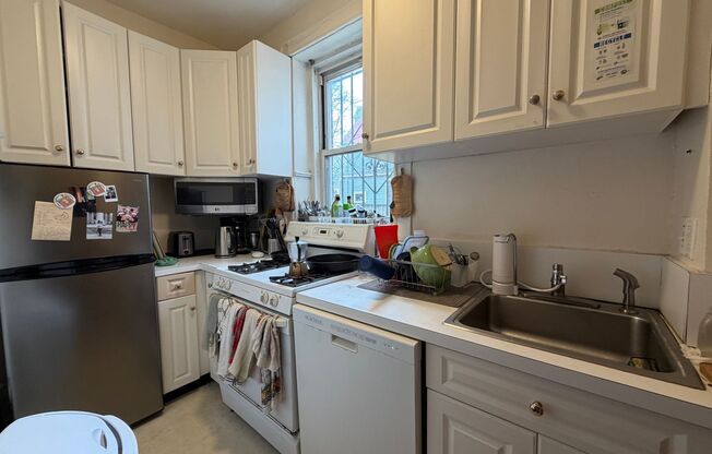 2 beds, 1 bath, 800 sqft, $3,350, Unit 3