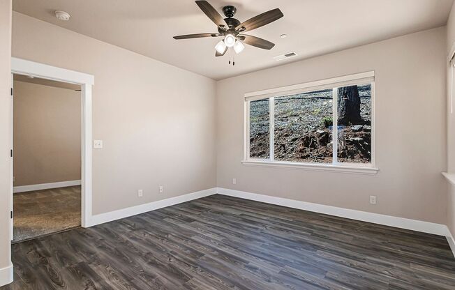 1 Bedroom House in Paradise! Close to Skyway and Shopping!