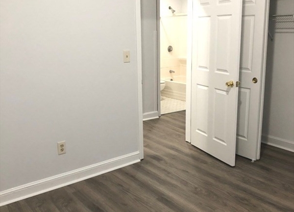 4 beds, 1 bath, 1,200 sqft, $5,600, Unit 3(2B)