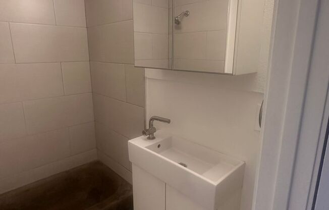 Charming 1 Bed in Historic Lafayette Building – Prime Downtown Long Beach!