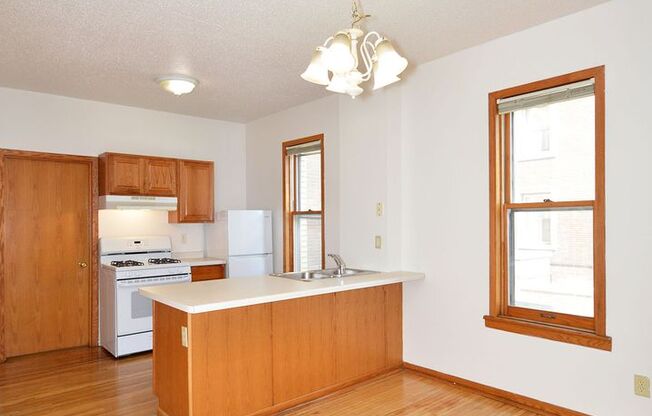 2 beds, 2 baths, 950 sqft, $1,400, Unit 10 - 110