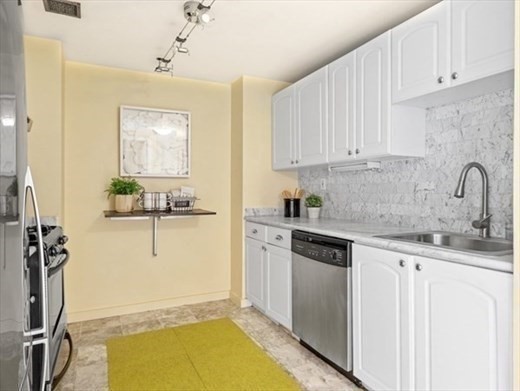 2 beds, 1.5 baths, 962 sqft, $3,500, Unit 1004