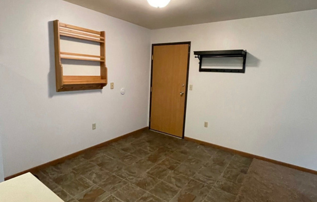 3 beds, 1 bath, 1,000 sqft, $1,700