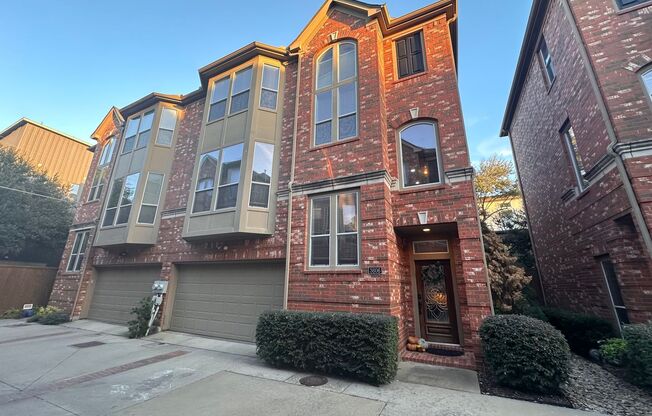 Stunning 3-Bed, 3.5-Bath Townhome in Desirable Dallas Neighborhood